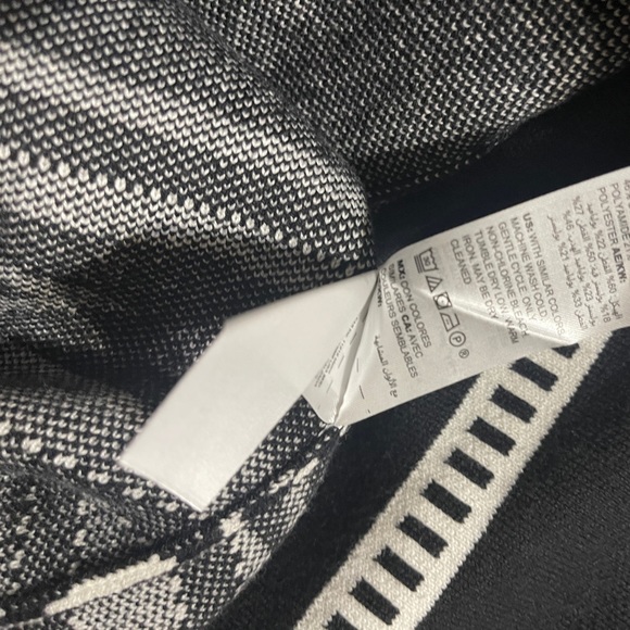 Cute size 3 black fringed sweater with bold and striking design - Picture 4 of 7